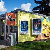 Cihlovou budku ozdobenou graffiti mají i u obchodního centra Jizerka na Střížkově.