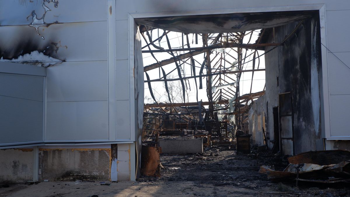 Policie obvinila dalšího člověka za útok na zbrojovku LPP