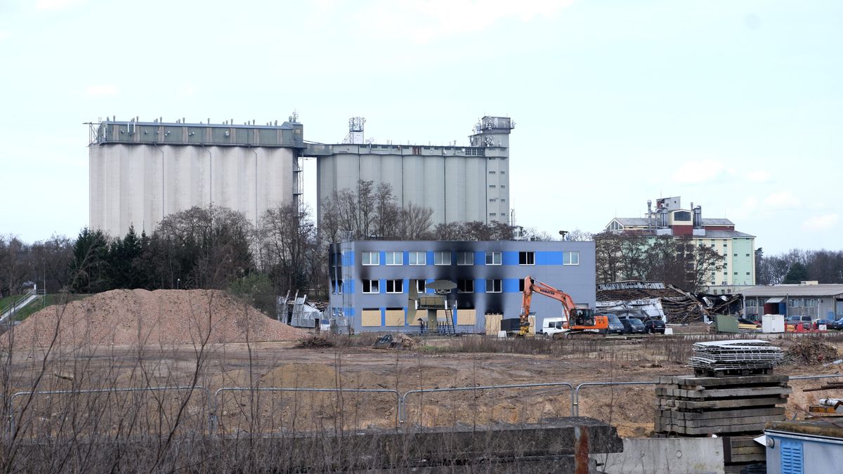 „Zabezpečení na kolejích není.“ K napadené firmě v Pardubicích se dá dostat