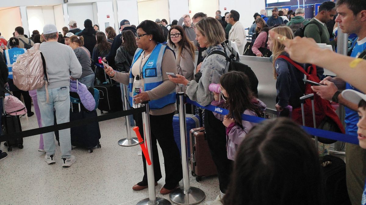 Křehký smír v Senátu. Konec shutdownu vrací peníze americkým letištím