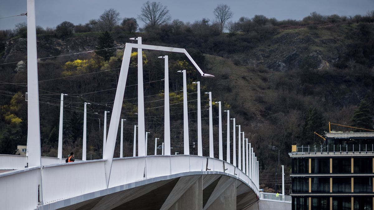 Lampa „rebelka“ na Dvoreckém mostě. Proč svítí mimo něj?