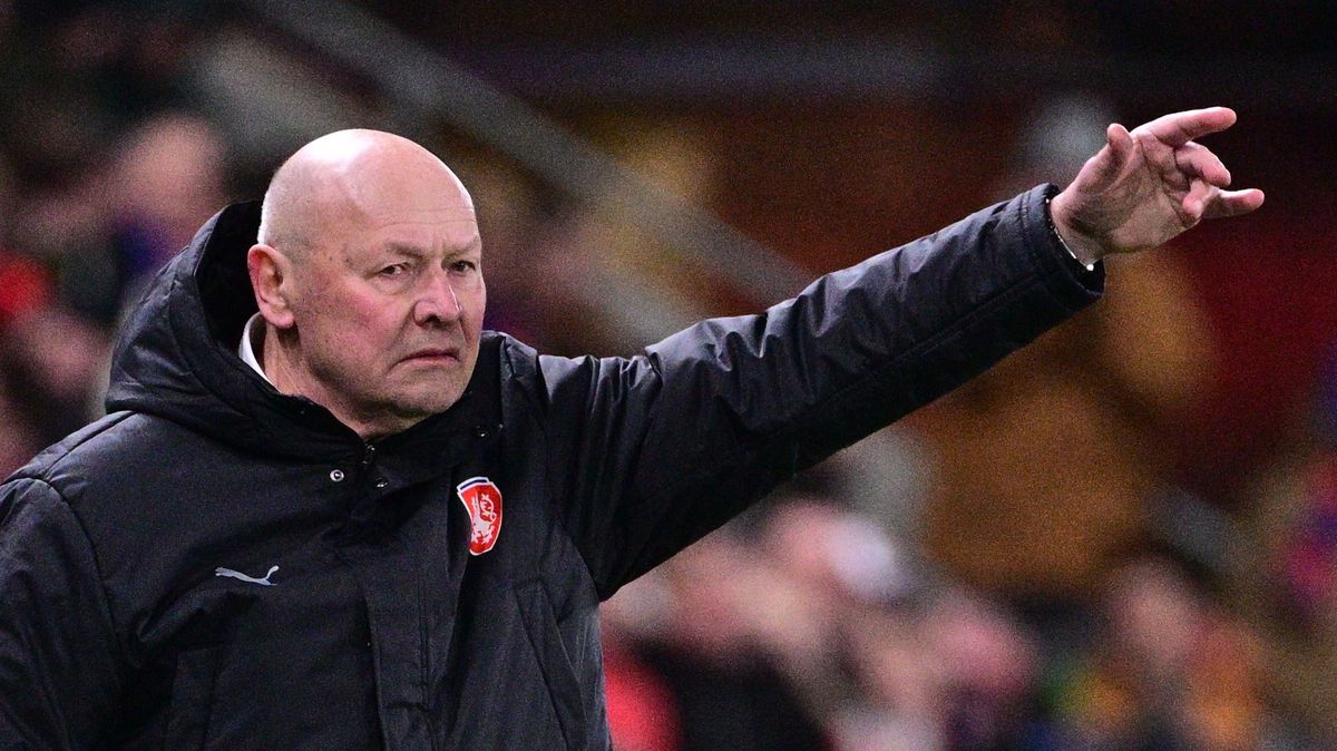 Oči z fotbalu bolí, lidé se třesou. Ale trenér Koubek může být nesmrtelný