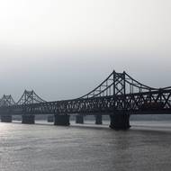 Most Čínsko-korejského přátelství spojující město Tan-tung v čínské provincii Liao-ning se severokorejským městem Sinuidžu. Po šestileté pauze přijel 12. března do severokorejského Pchjongjangu první osobní vlak z Číny. Kratší spojení mezi Tan-tungem a Pchjongjangem jezdí denně v obou směrech.