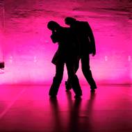 Otázku, jak nevyhořet, si klade nová taneční inscenace choreografky Jany Burkiewiczové a souboru Burkicom nazvaná Směj se, pořád se směj.