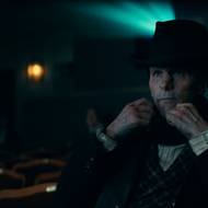 Christian Bale jako Frank.