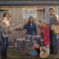 ... a podruhé v červnu 2016 ve vyprodané pražské O2 areně. Na poslední fotografii jsou Wings.