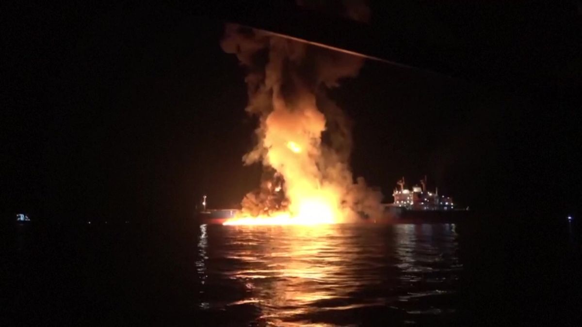 Video: Hořící tanker v Iráku. Američané zatím nedokážou lodím pomoct