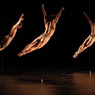 Na fotografii z choreografie Petite Mort od Jiřího Kyliána, která je součástí inscenace Nejen Mozart v Národním divadlu moravskoslezském, jsou Barnaby James Packham, Rei Masatomi a Máté Milchram.