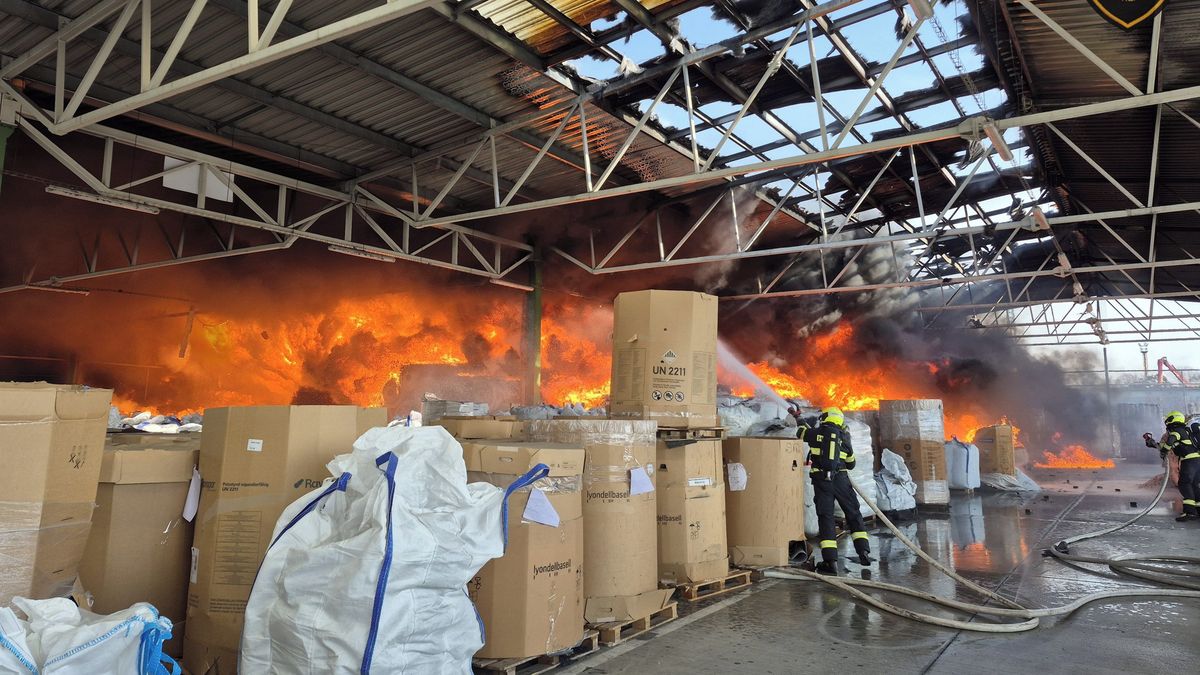 V Otrokovicích hoří zastřešený venkovní sklad, hasiči doporučují lidem nevětrat