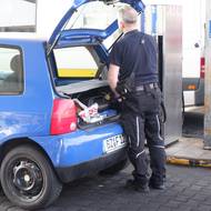 Zácpa na benzince u hranic