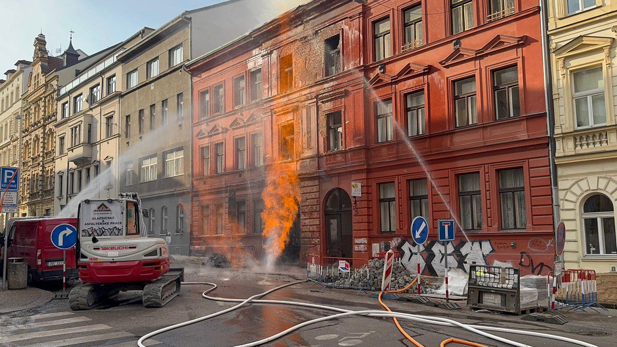 Ze země šlehá obrovský plamen, v Praze 7 hoří plynové potrubí