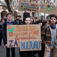 „Dostali jsme se do bodu, kdy už jsme zjistili, že nestačí vyjednávat. Nekompetentní kroky ministra kultury nenecháme bez odpovědi,“ uvedli na úvod demonstrace pořadatelé.
