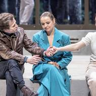 Igor Orozovič jako Løvborg, Pavla Beretová v roli Hedy a Denisa Barešová coby Tea.