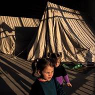 Nedaleko bejrútského přístavu, v chudé čtvrti Karantina, se největší nouzovou ubytovnou stala bývalá jatka. Jedná se o jakousi zemi nikoho. Zdejší hangáry postavila nevládní organizací Offre Joie během předchozí války mezi Izraelem a Hizballáhem.

(Na snímku bejrútský stadión Sports City, který se také proměnil v místo úkrytu před izraelskými bombami, 10. března.)