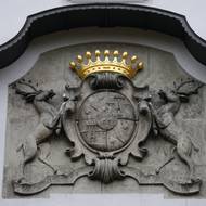 Erb původních majitelů po částečné obnově v roce 2019.