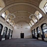 Na snímku z 21. října 2016 jsou vidět zchátralé prostory severního křídla Fantovy budovy. Za špatný stav historické Fantovy budovy na pražském Hlavním nádraží mohou podle společnosti Grandi Stazioni České dráhy, které budovu dlouhodobě vlastnily.