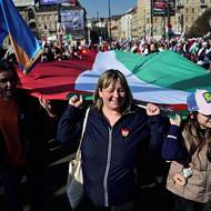 Účastníky cloumají emoce.