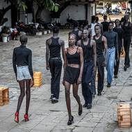 Čtyřiadvacetiletý Bichar Hoah , vychovaný svobodnou matkou v uprchlickém táboře Kakuma v sousední Keni, byl nedávno odmítnut při žádosti o evropské vízum. Manažerka Sukeji uvedla, že v posledních měsících bylo zamítnuto sedm žádostí o víza, a to i přesto, že žadatelé měli pracovní sponzory, protože na Západě se atmosféra vůči imigrantům zhoršuje.