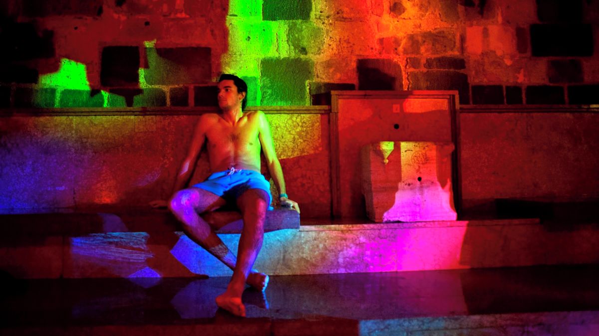 Zpráva z evropských gay saun a klubů. Kniha přibližuje, jak se setkávají muži