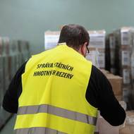 Zaměstnanci skladů nejsou jen skladníci, ale musí být technicky zdatní. Někteří se starají třeba o provizorní mosty. Bez pravidelné údržby by nešly složit, až to bude potřeba.