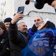 Naposledy si Ukrajina a Rusko počátkem března během dvou dní vyměnily po 500 zajatcích na každé straně. Válčící země se tak dohodly v rámci jednání o možnostech ukončení války, která zprostředkovaly Spojené státy. Vzhledem k tomu, že tyto rozhovory pro teď zmařila válka mezi USA, Izraelem a Íránem, není jasné, kdy se další výměna odehraje, podotkla AFP.