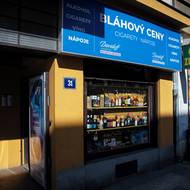 „Bláhový ceny“ ve Vršovicích lákají ve výloze na alkohol.