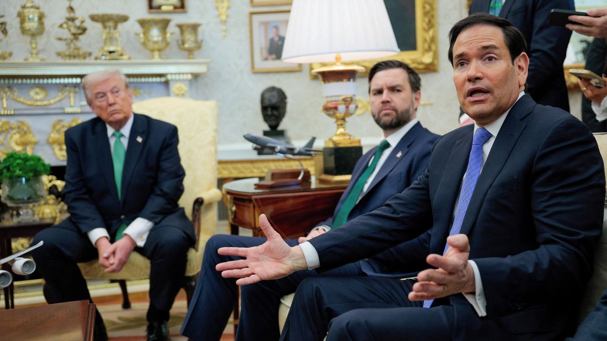 Neznámé drony se pohybovaly nad vojenskou základnou, kde bydlí Hegseth a Rubio