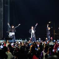 Na fotografii ze sobotního comebackového koncertu BTS jsou zleva Suga, Jimin, Jin, Jung Kook, V, J-Hope a RM.