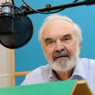 Zdeněk Svěrák při rozhlasovém natáčení Podzemnice olejné, svého fantaskního příběhu o lidech, kteří byli připraveni o „klíče“ k domovu i svobodě, 2020.