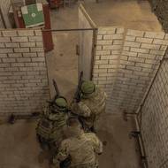 Výcvik, který byl loni prodloužen z 30 na 51 dní, je navržen tak, aby zocelil brance a připravil jen na to, čemu budou čelit na frontě. V rámci jednoho cvičení absolvují skupiny po deseti takzvaný „psychologický kurz“.