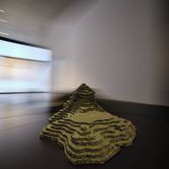 V centru výstavy se pomalu otáčí velký kolotoč.