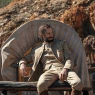 Joseph Fiennes jako Silas Holmes.