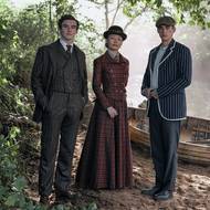 Dónal Finn v roli Moriartyho, Zine Tseng jako princezna Gulun a Hero Fiennes Tiffin coby Sherlock.