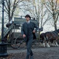 Hero Fiennes Tiffin jako Sherlock Holmes.