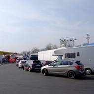 Zácpa na benzince u hranic