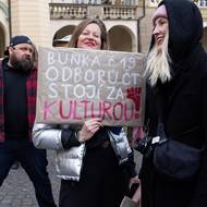 Se svými projevy vystoupili studenti uměleckých škol. „Pravda a kultura musí zvítězit nad lží a motoristy,“ zaznělo v jednom z příspěvků.