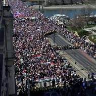 Na mostech přes Dunaj se shromažďovaly davy lidí.