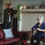 Božidara Turzonovová jako babička a David Matásek v roli Kollera.