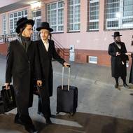 Mnozí chasidé zůstávají v Leżajsku jen několik hodin a po dokončení rituálů se vydávají domů nebo navštěvují hroby dalších významných rabínů v polských městech, jako Lelów, Nowy Sącz nebo Krakov.