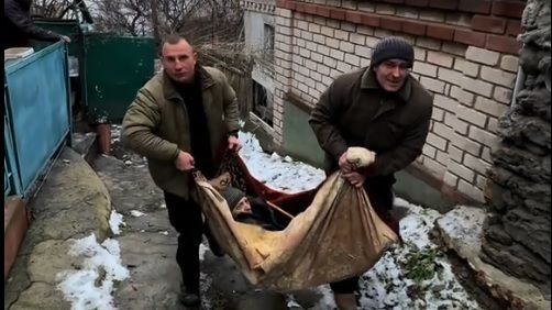 Dědečka vynášeli v koberci. Krátce nato přiletěl na náš dům ruský granát