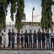 Agou má díky svým dlouhým štíhlým končetinám a okouzlujícímu vystupování vše, co je třeba pro přehlídková mola. Jejímu snu ovšem stojí v cestě politika.