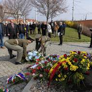 Na pietní akci si účastníci připomněli památku hrdiny odboje Václava Morávka položením věnců.