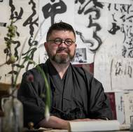 Přehlídka obsahuje kaligrafie, fotografie nebo osobní předměty. Na fotografii je Petr Holý.