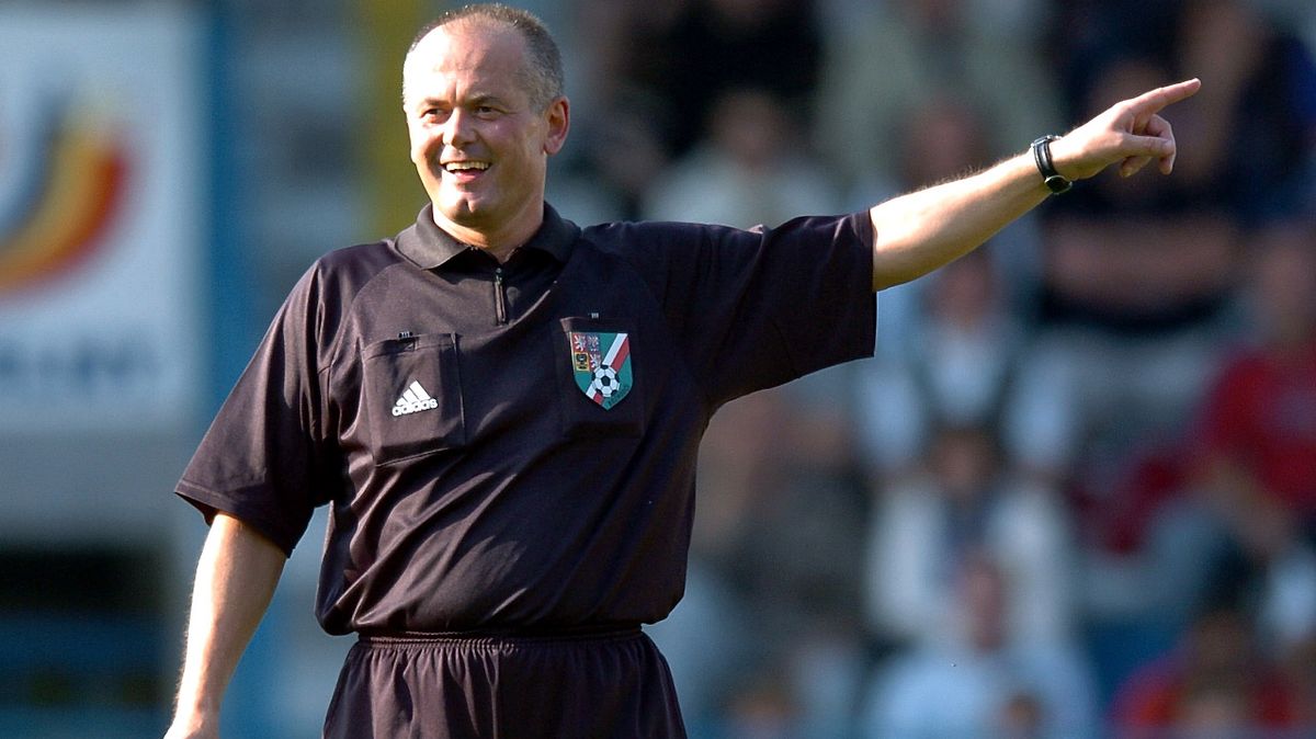 Temná postava fotbalu znovu na scéně. Miliony od Krejčíře, korupce a vliv