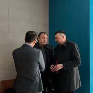 Advokáti diskutují před vazebním zasedáním u Městského soudu v Brně.