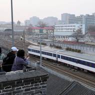 Severní Korea zůstává pro většinu zahraničních turistů nedostupná, jízdenky jsou zatím vyhrazené pouze pro držitele obchodních víz. Čína je největším obchodním partnerem Severní Koreje.

(Osobní vlak opouští nádraží v čínském Pekingu a míří do severokorejského Pchjongjangu, vyfoceno 12. března 2026.)