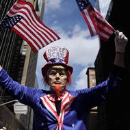 „Donald Trump“ demonstrující za politiku Donalda Trumpa v ulicích New Yorku.