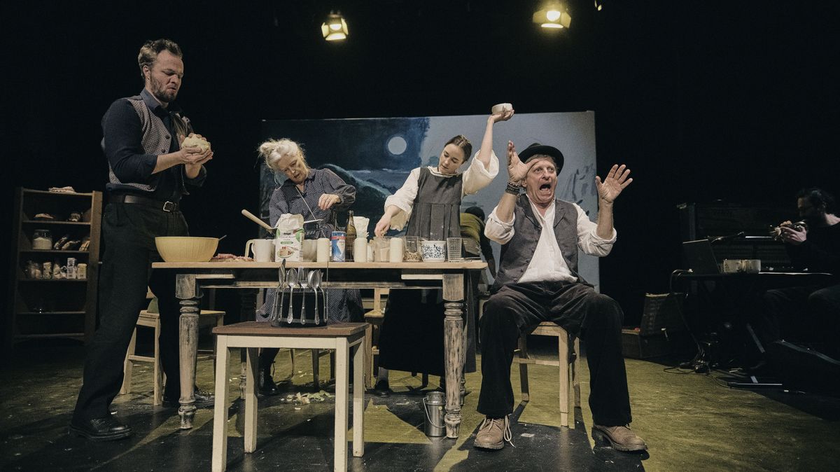 Recenze: Není to obvyklé divadlo. Ve starodávné kuchyni herci vaří a vyprávějí