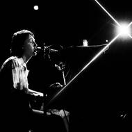 Dvakrát vystoupil Paul McCartney také v Praze, poprvé roku 2004 v netradičním prostředí koncertního parku mezi budovami bývalé vysočanské Kolbenky…