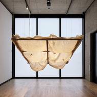 Výstava potrvá do 11. května. Na poslední fotografii je instalace nazvaná Jakmile ladíme.